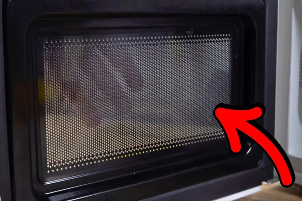 Por que a porta do micro-ondas tem uma grade de pontos pretos e o que isso significa