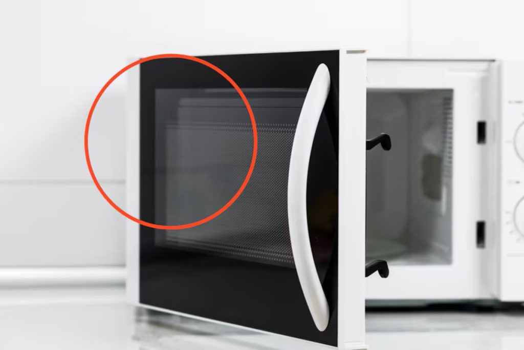 Poucos sabem: para que servem os pontinhos pretos na porta do micro-ondas