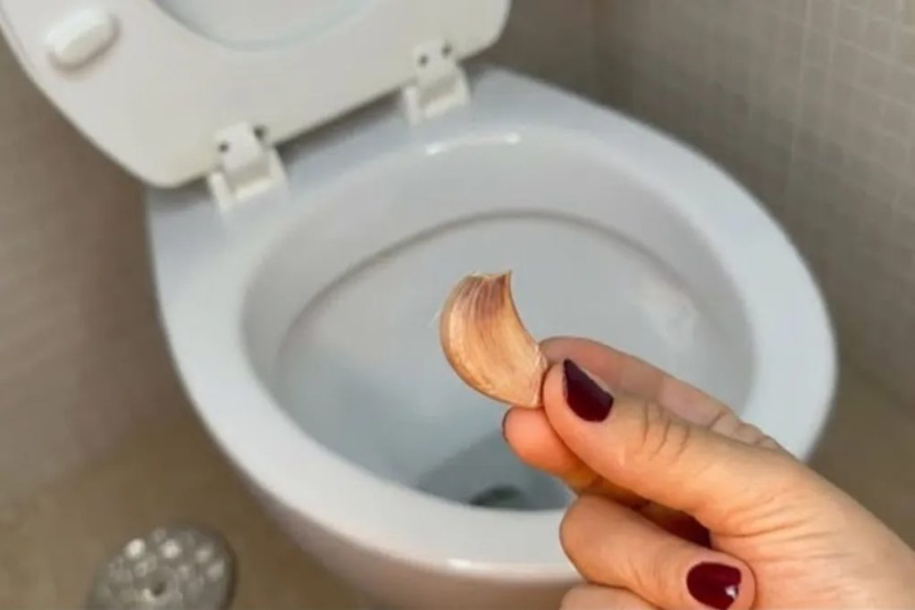 O que significa jogar um dente de alho na sanita