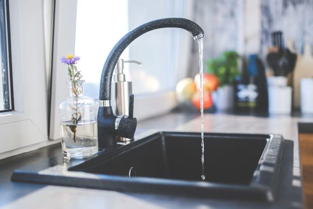 O dilema da água em casa: engarrafada ou da torneira?