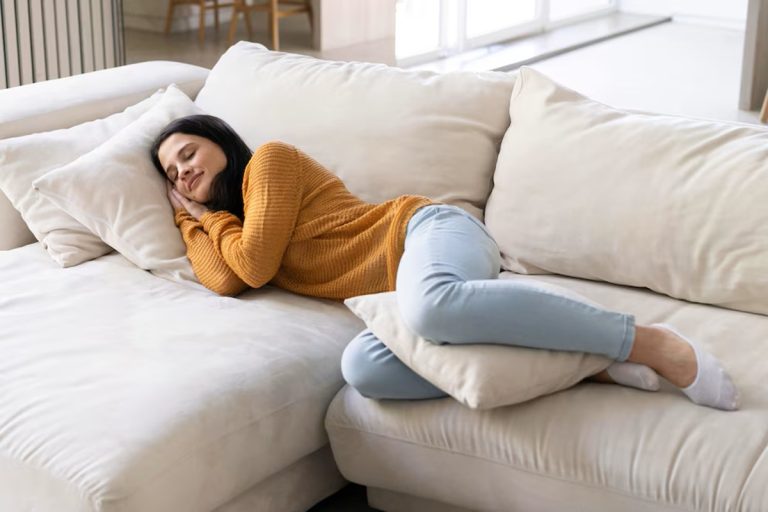 O que significa preferir ficar em casa a sair com os amigos, segundo a psicologia