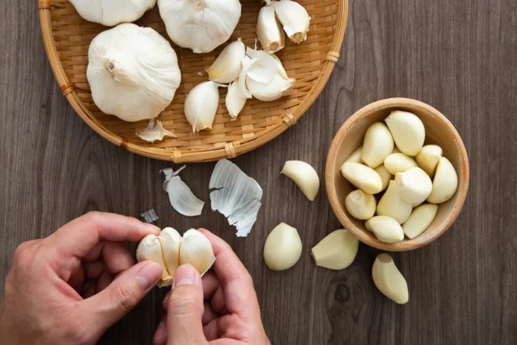 Não os deite fora: por que é recomendável colocar cascas de alho no solo das plantas e para que servem