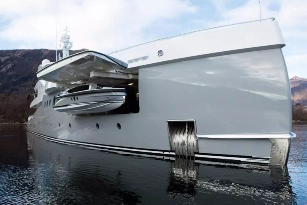 O iate de um dos maiores fabricantes de calçado do mundo navega pelas águas