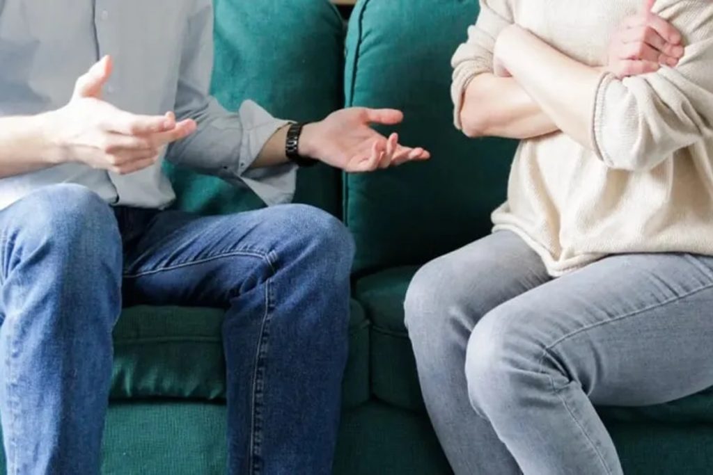 O que significa cruzar os braços enquanto alguém fala, segundo a psicologia