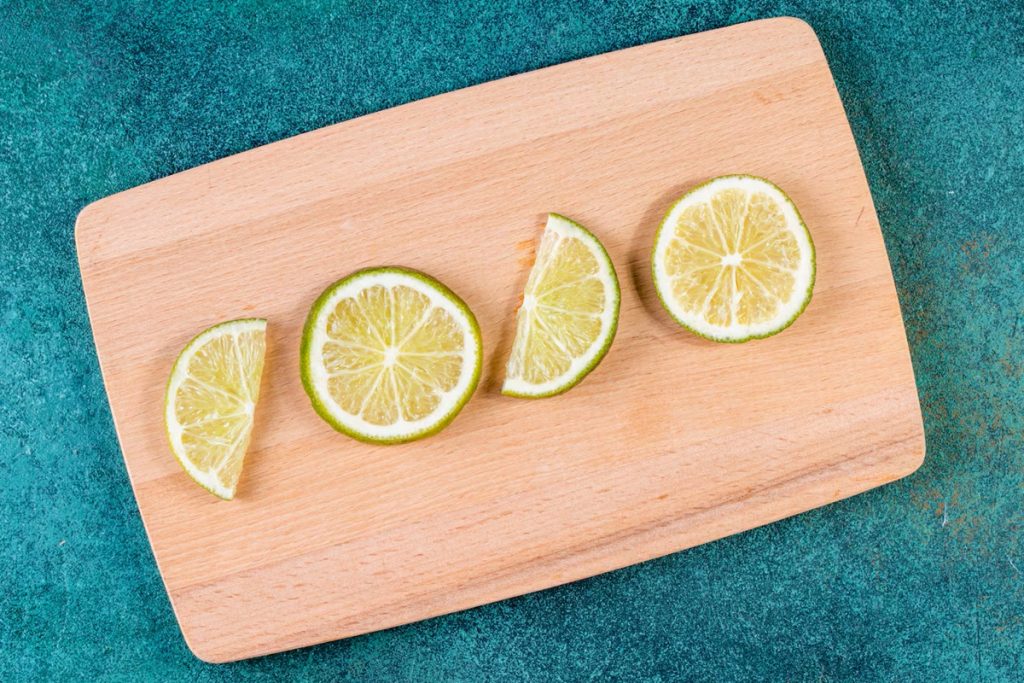 Colocar uma rodela de limão na fritadeira de ar quente: para que serve e por que é recomendado