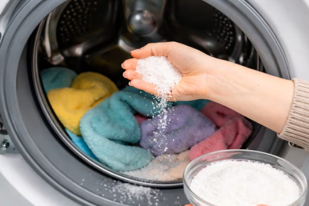 Adicionar sal grosso à máquina de lavar: para que serve e em que peças funciona melhor