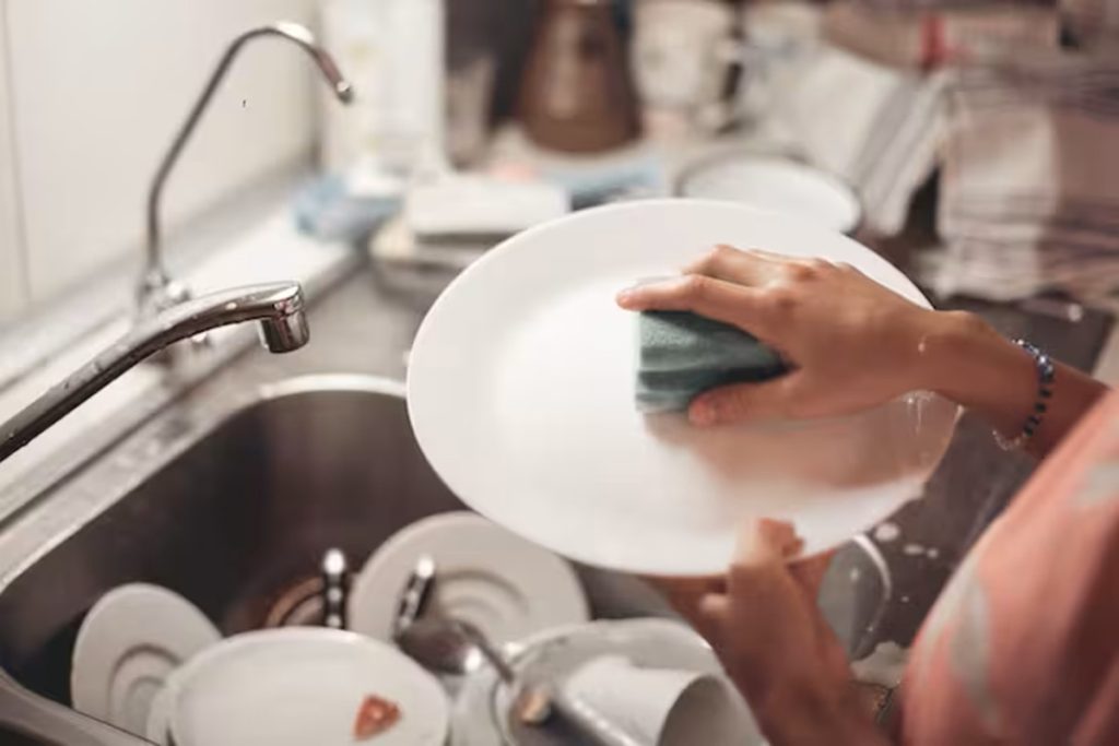 Como lavar a louça corretamente e evitar maus odores