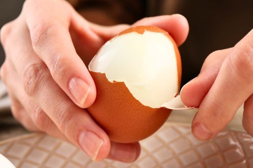 Como cozinhar os ovos para que a casca se solte facilmente: a técnica da avó para descascá-los sem esforço