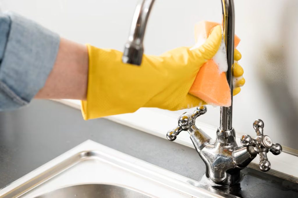 Esfregar as torneiras de casa com óleo de bebé: para que serve e por que é recomendado