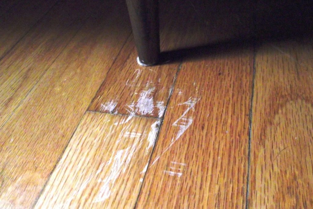 Com este truque simples, é fácil remover riscos de móveis em pisos de madeira.