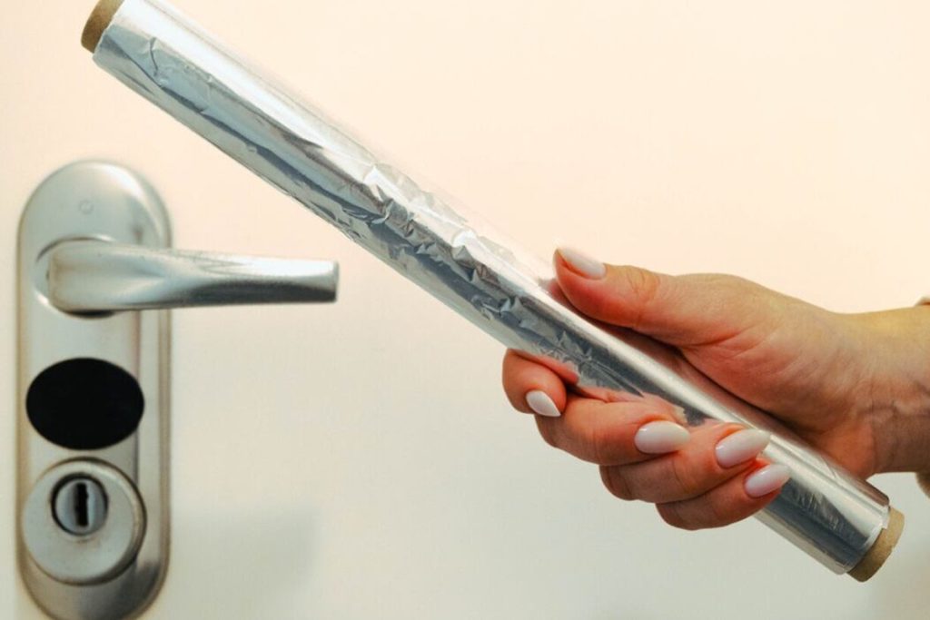 Colocar folha de alumínio na maçaneta da porta de entrada torna-se viral: uma barreira contra ladrões