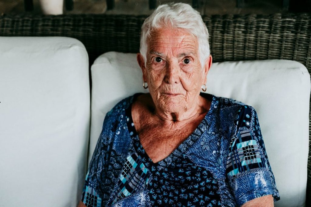 Filho expulsa a mãe de 99 anos da casa que ela própria construiu: ele comprou o terreno onde a casa estava e queria colocá-la sob a sua tutela