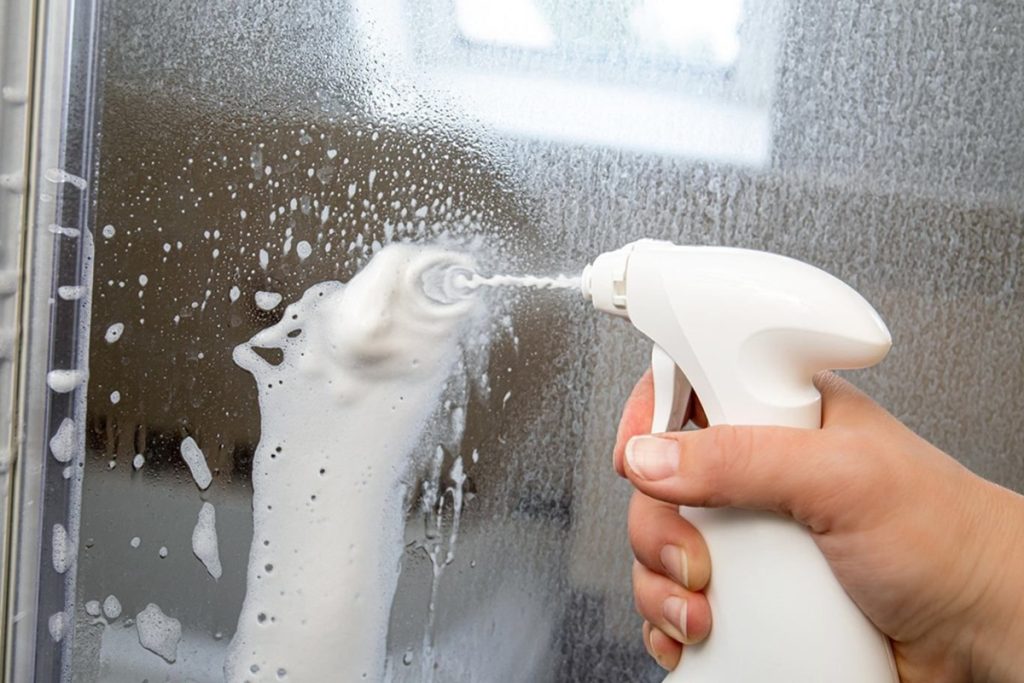 O truque das empregadas domésticas dos hotéis, que permite deixar a divisória do chuveiro em perfeitas condições em um minuto