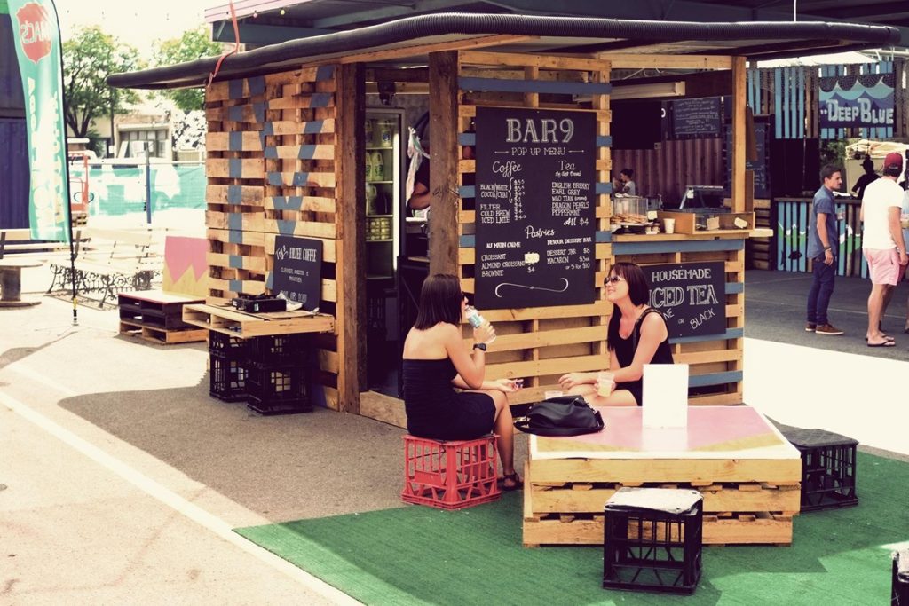 80 anos, antiga proprietária de um quiosque: «Os turistas acham que todos devem falar inglês; eu respondo-lhes sempre na minha língua, são eles que têm de se adaptar».