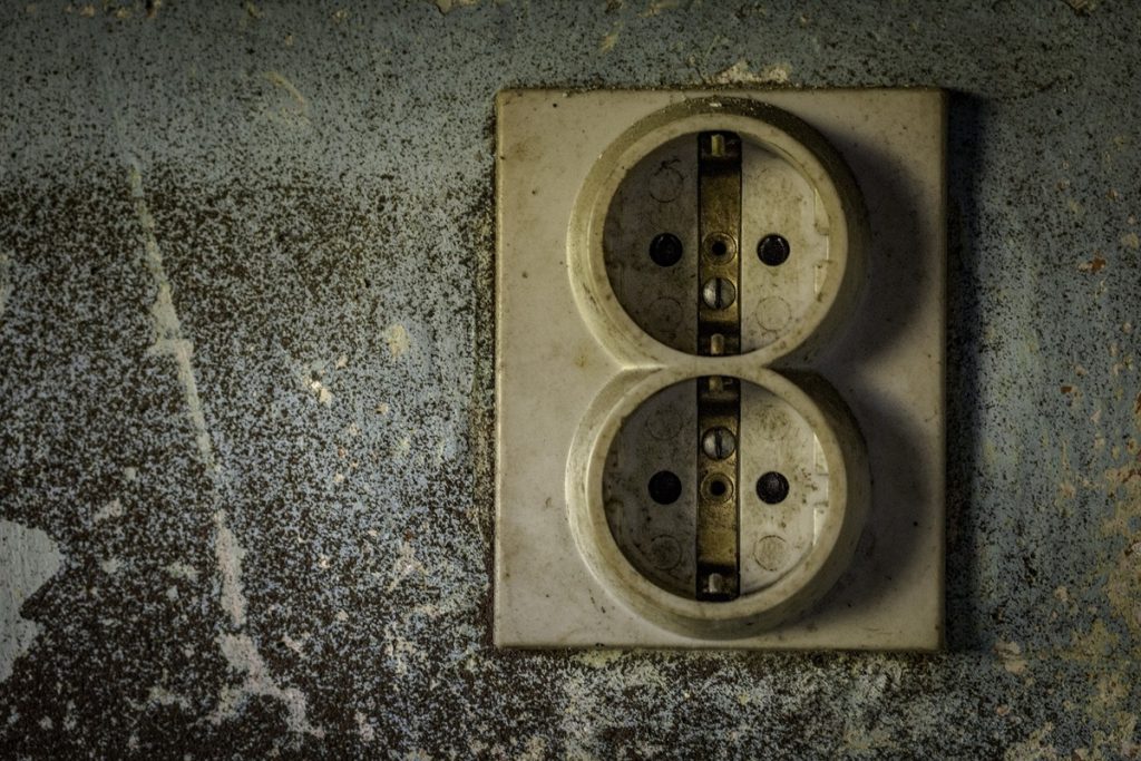 Adeus às réguas cheias de carregadores ligados o dia todo: as novas tomadas que se adaptam à sua sala