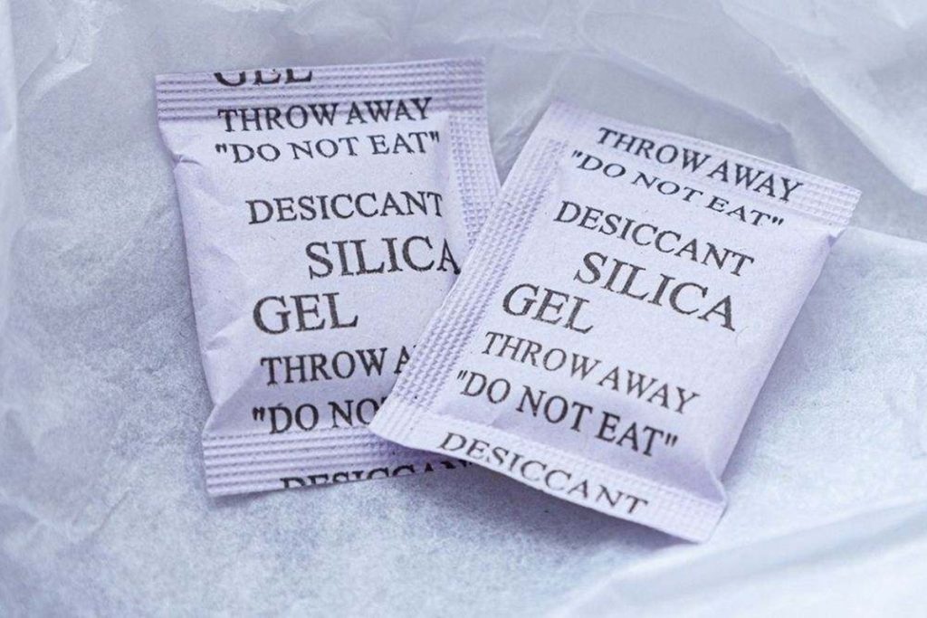 Por que não se deve deitar fora os saquinhos de sílica que vêm em alguns acessórios e para que servem