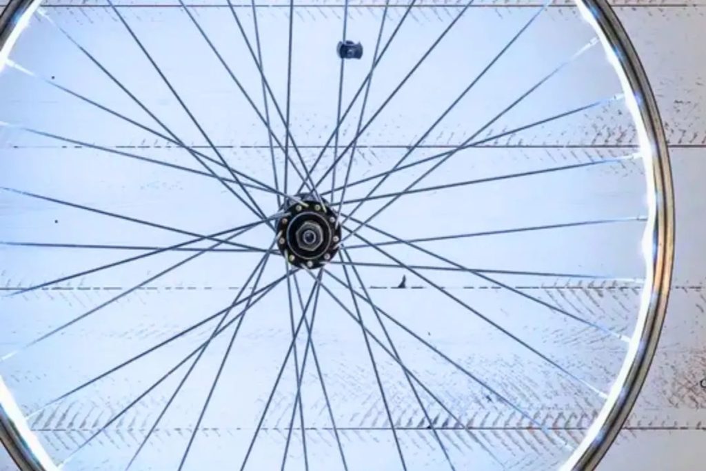 Como fazer um candeeiro de parede usando uma bicicleta velha: decoração caseira e rústica