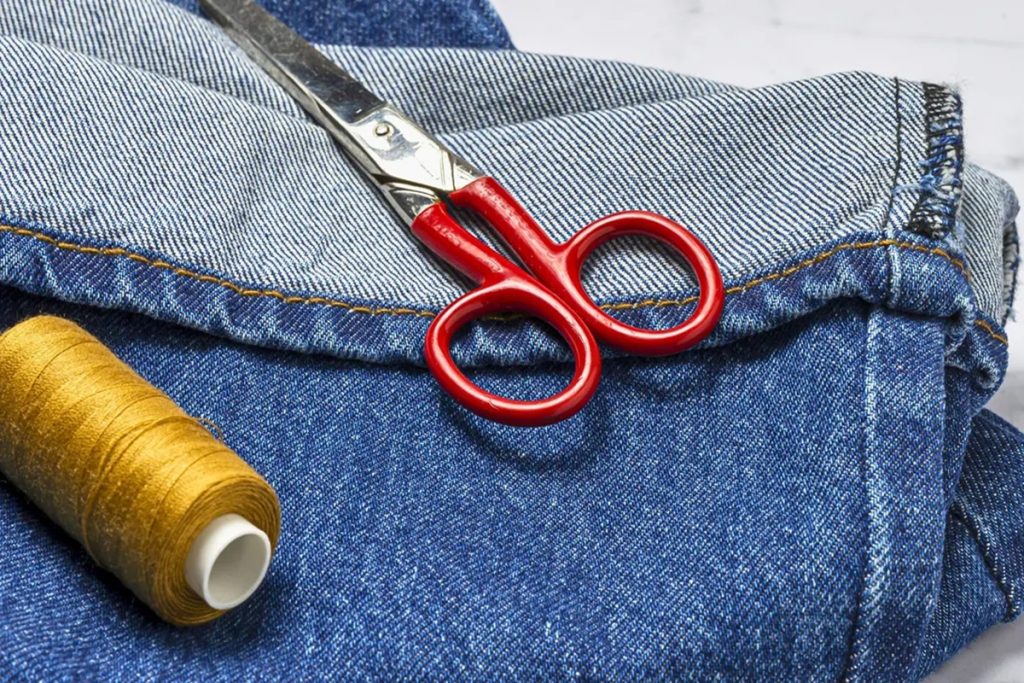 Truque DIY de costura: como fazer uma poltrona com garrafas plásticas e jeans velhos