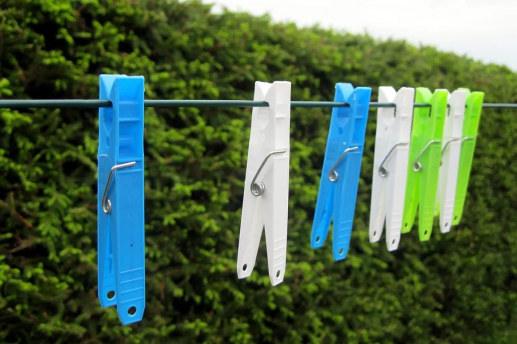 Reciclagem: guarde os prendedores de roupa velhos e transforme-os numa incrível decoração para a sua casa