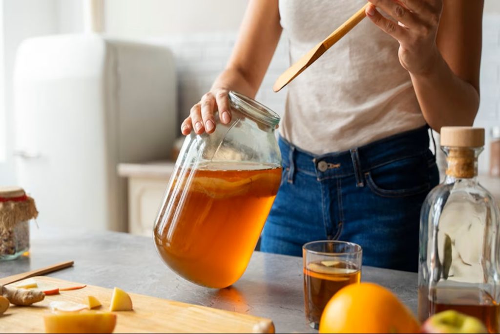 O que é kombucha e como prepará-la em casa: a bebida fermentada que adiciona probióticos