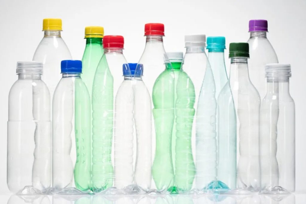 Aprenda a fazer pulseiras bonitas usando garrafas plásticas coloridas