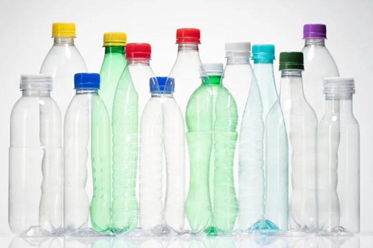 Aprenda a fazer pulseiras bonitas usando garrafas plásticas coloridas