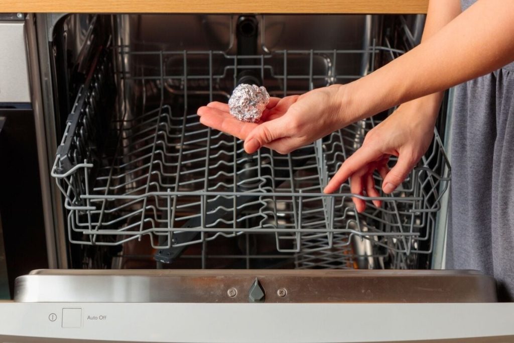 Colocar uma bola de papel alumínio na máquina de lavar louça dá um resultado incrível